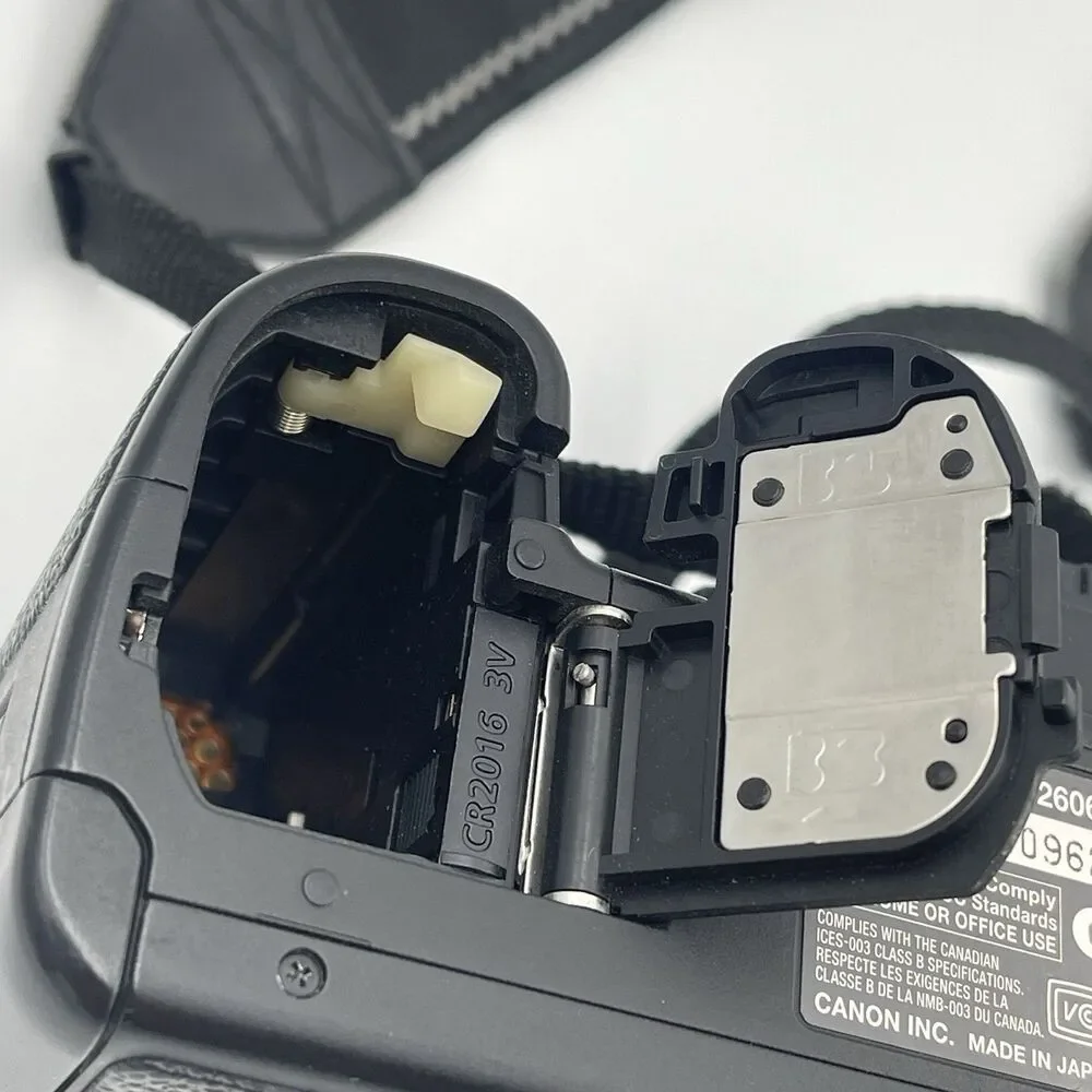 Canon EOS 20D DS126061 Digital Camera Body Only- As Is Not Tested Parts / Repair